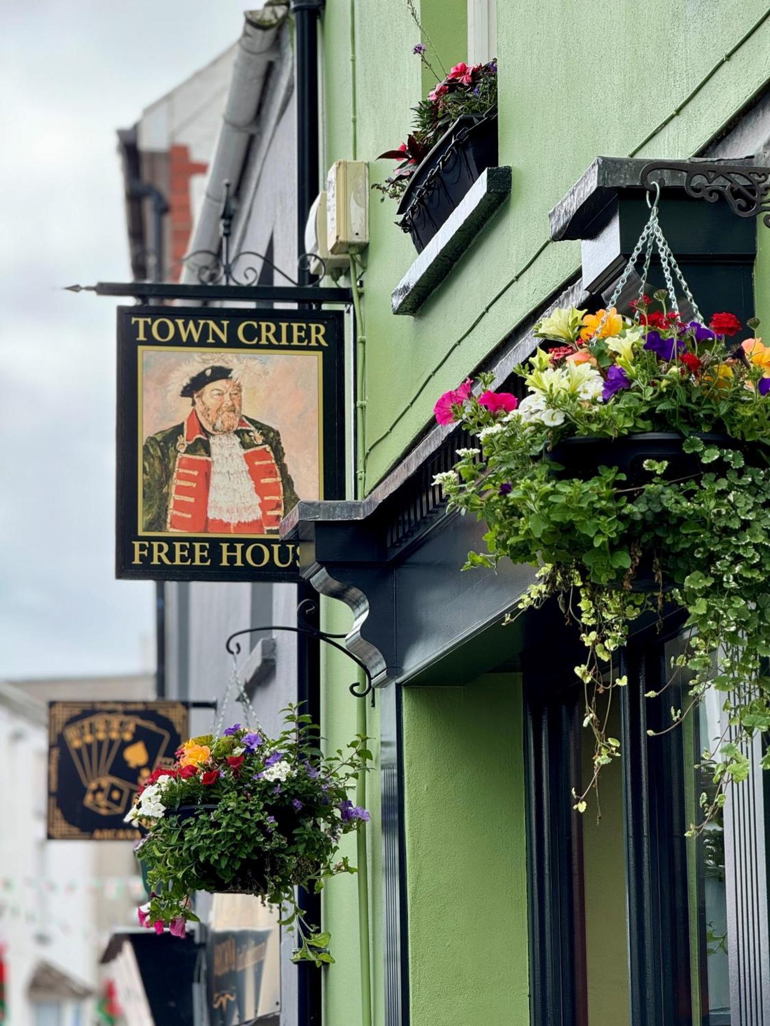 The Town Crier, Tenby Extérieur photo